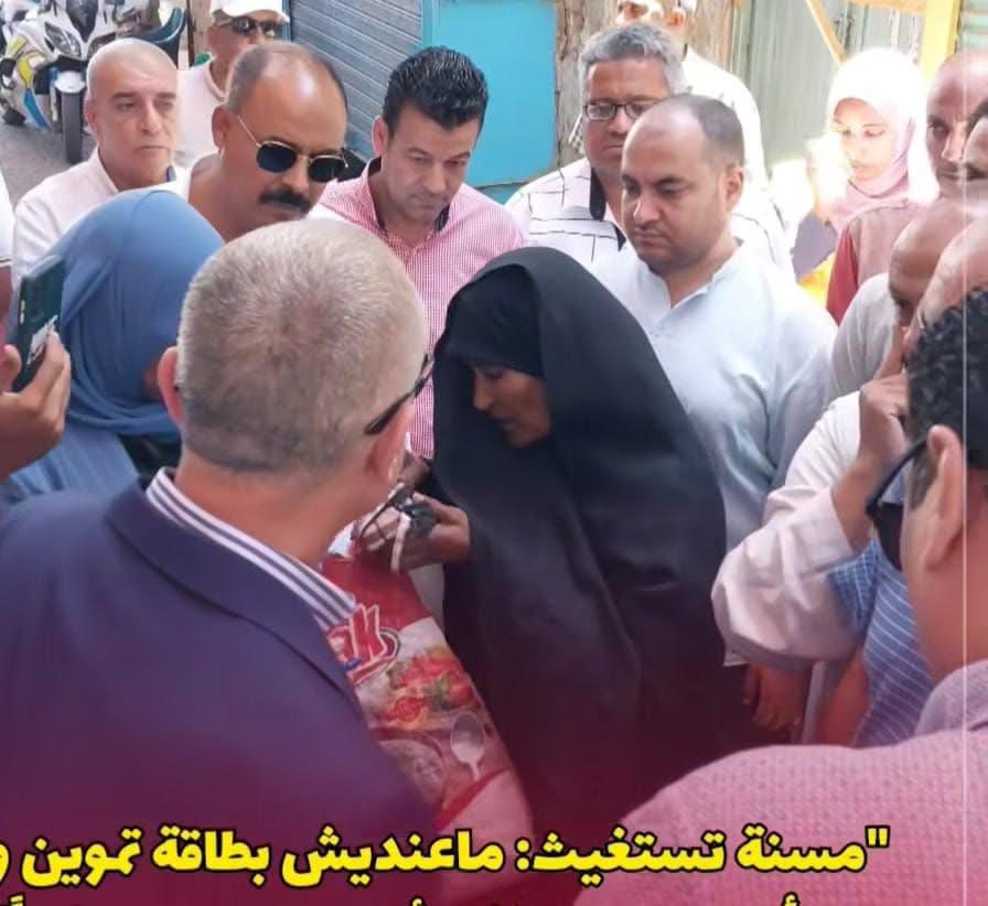 مسنة تستوقف محافظ الأقصر مش معايا بطاقة تموين