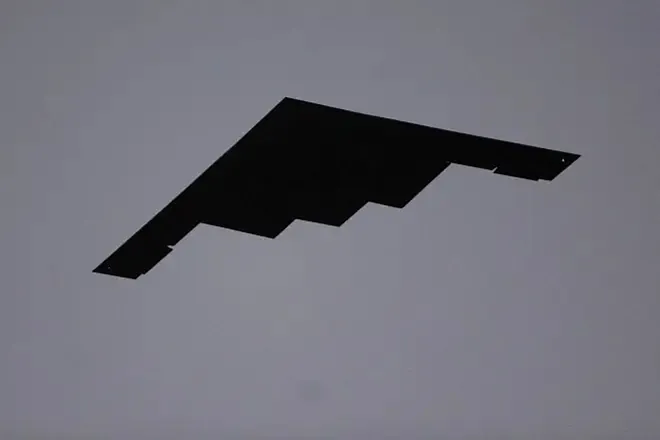 القاذفة B-2