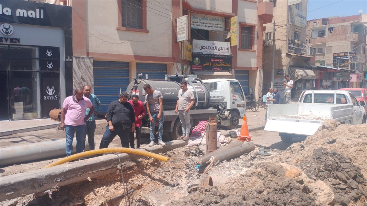 جهود مكثفة لإصلاح انفجار في خط طرد الصرف الصحي ببسيون