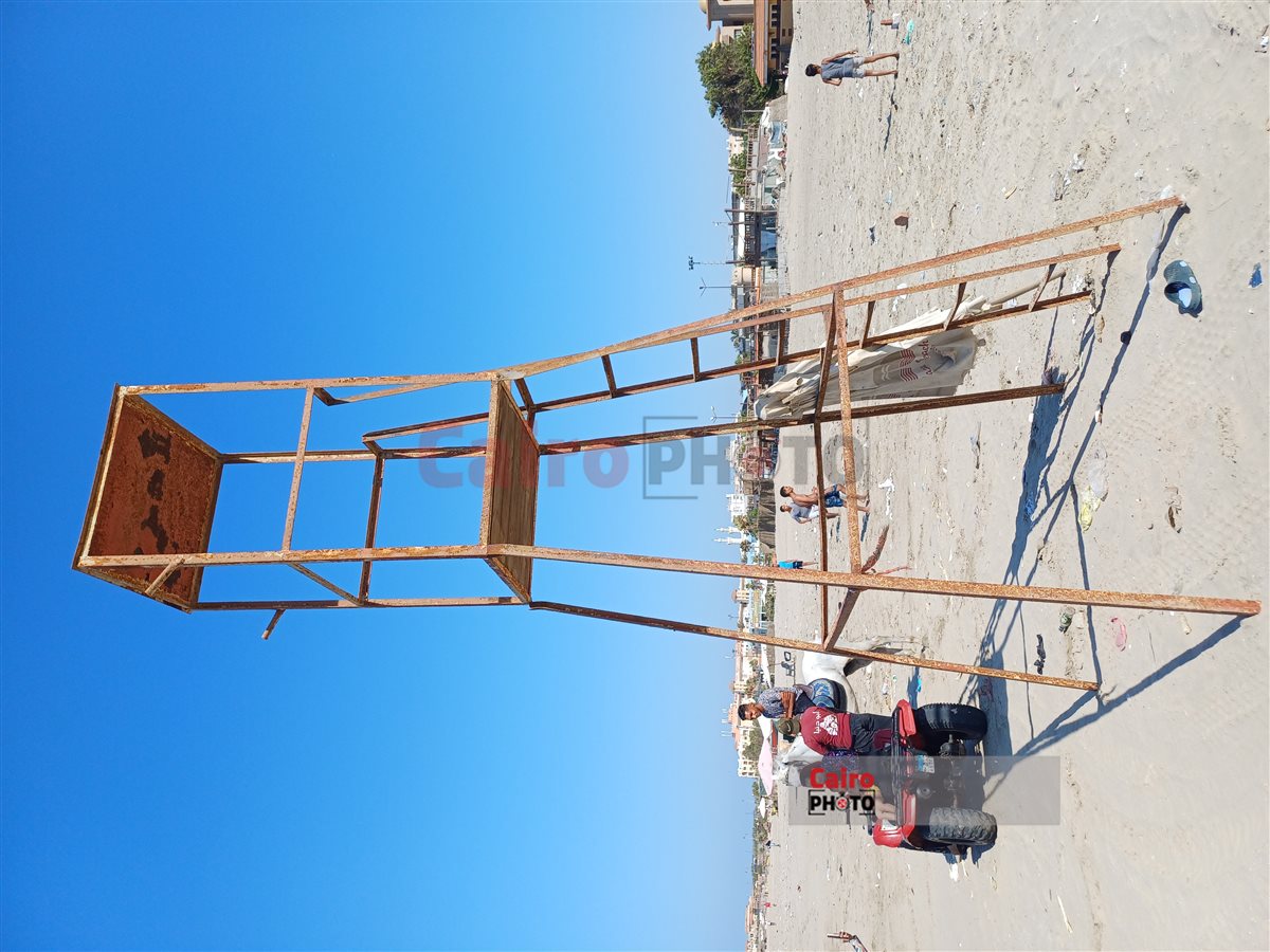 أبراج متهالكة بلا أعلام أو منقذين 