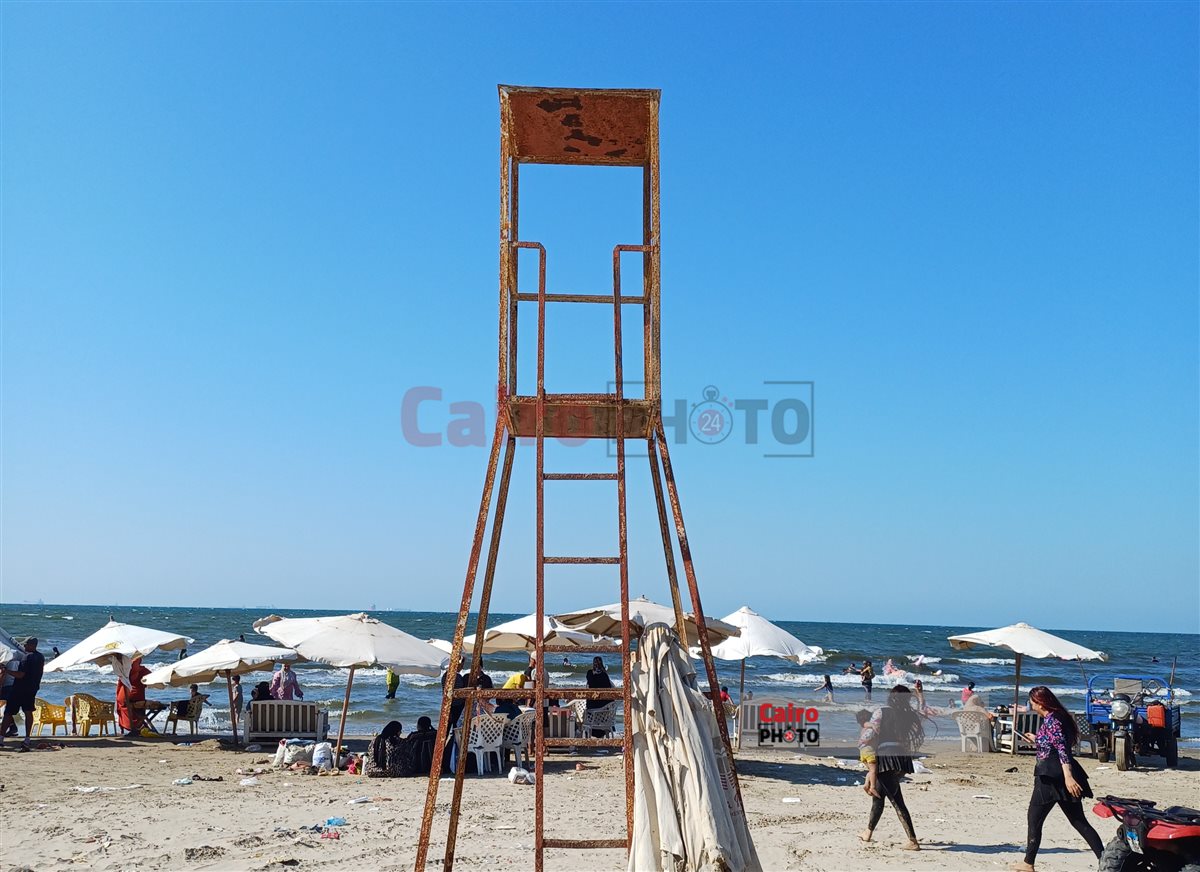 أبراج متهالكة بلا أعلام أو منقذين 