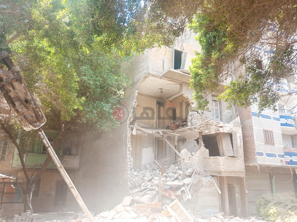 إزالة عقار آيل للسقوط يهدد الأرواح في مصر القديمة