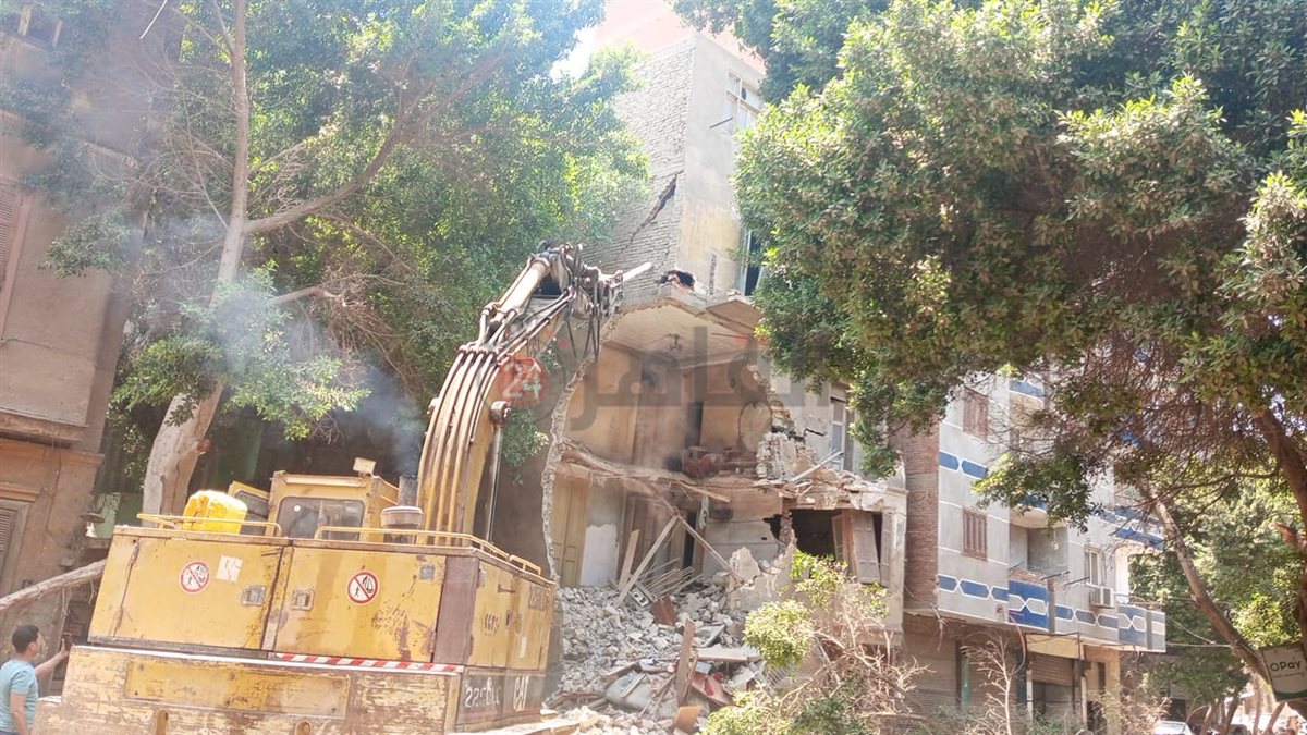إزالة عقار آيل للسقوط يهدد الأرواح في مصر القديمة