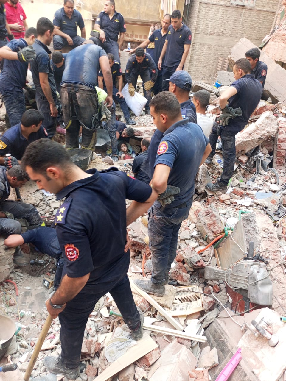 استخراج فتاة صغيرة من أسفل عقار حدائق القبة المنهار