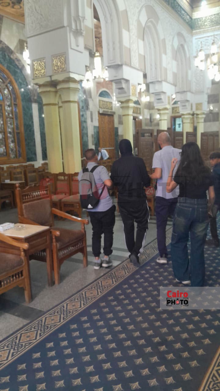 المخرجة سارة وفيق تتلقى واجب العزاء في والدتها بمسجد عمر مكرم