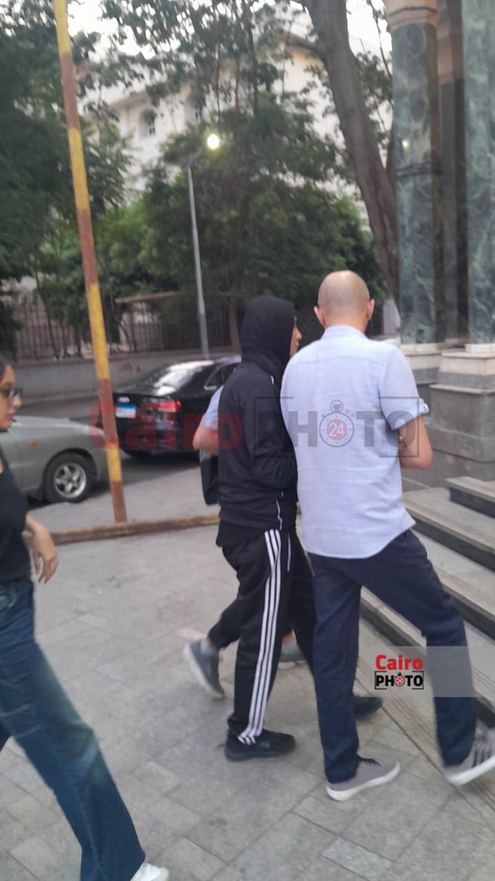 المخرجة سارة وفيق تتلقى واجب العزاء في والدتها بمسجد عمر مكرم