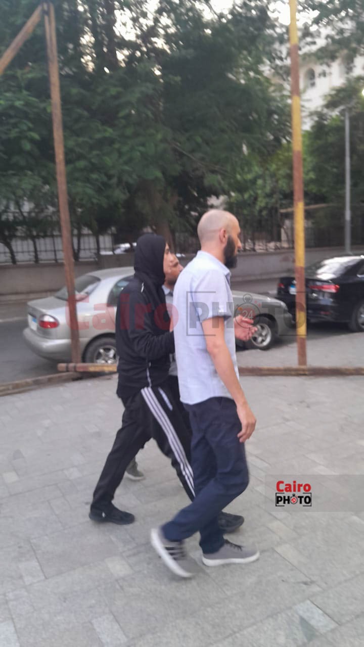 المخرجة سارة وفيق تتلقى واجب العزاء في والدتها بمسجد عمر مكرم