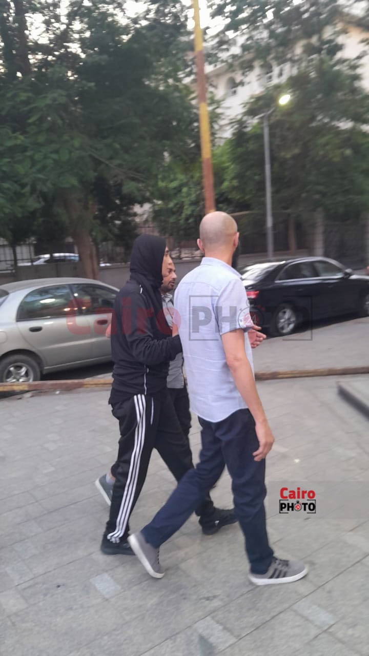 المخرجة سارة وفيق تتلقى واجب العزاء في والدتها بمسجد عمر مكرم