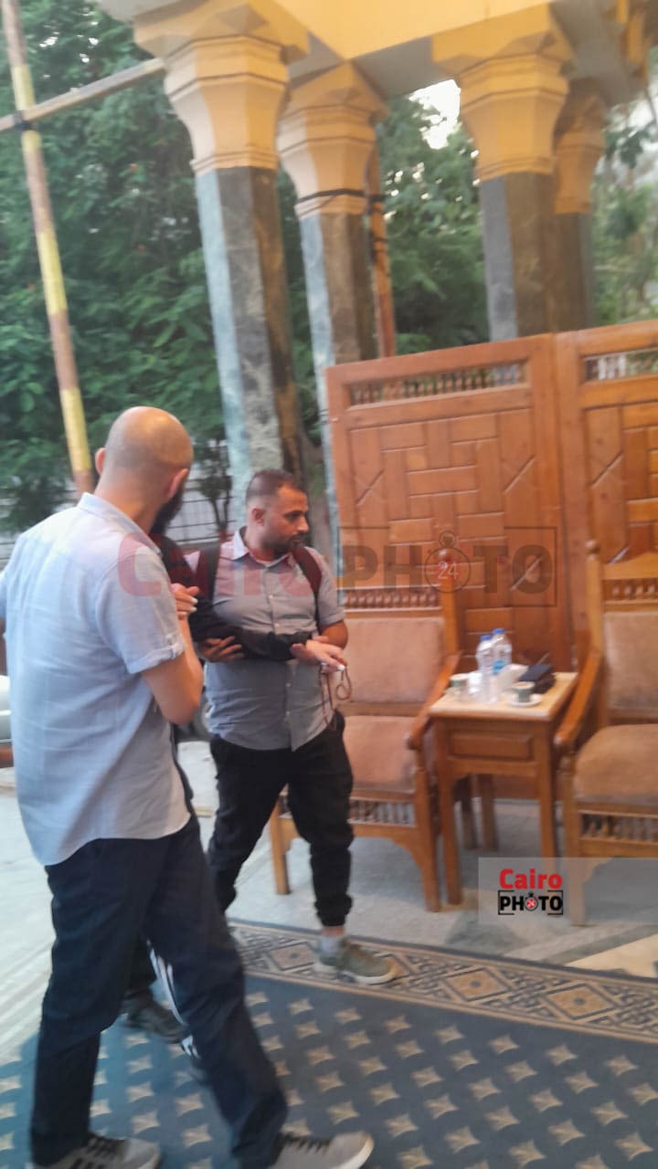 المخرجة سارة وفيق تتلقى واجب العزاء في والدتها بمسجد عمر مكرم