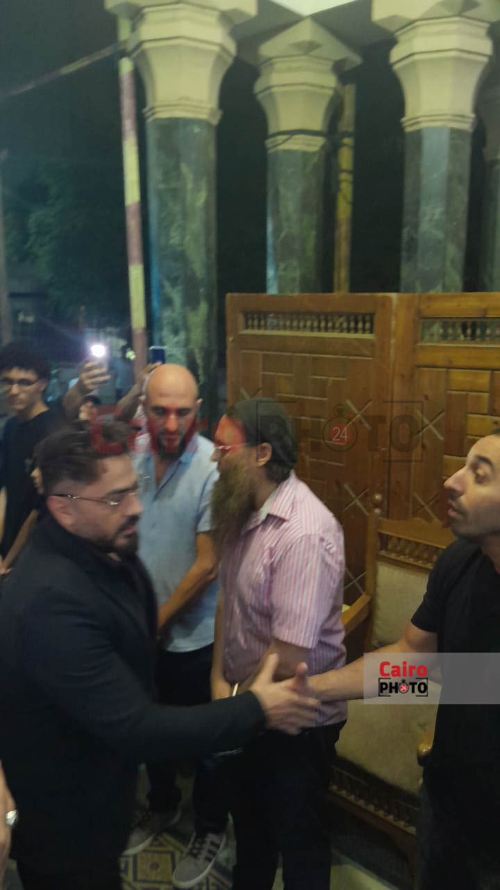 تامر حسني يقدم واجب العزاء في والدة المخرجة سارة وفيق بمسجد عمر مكرم