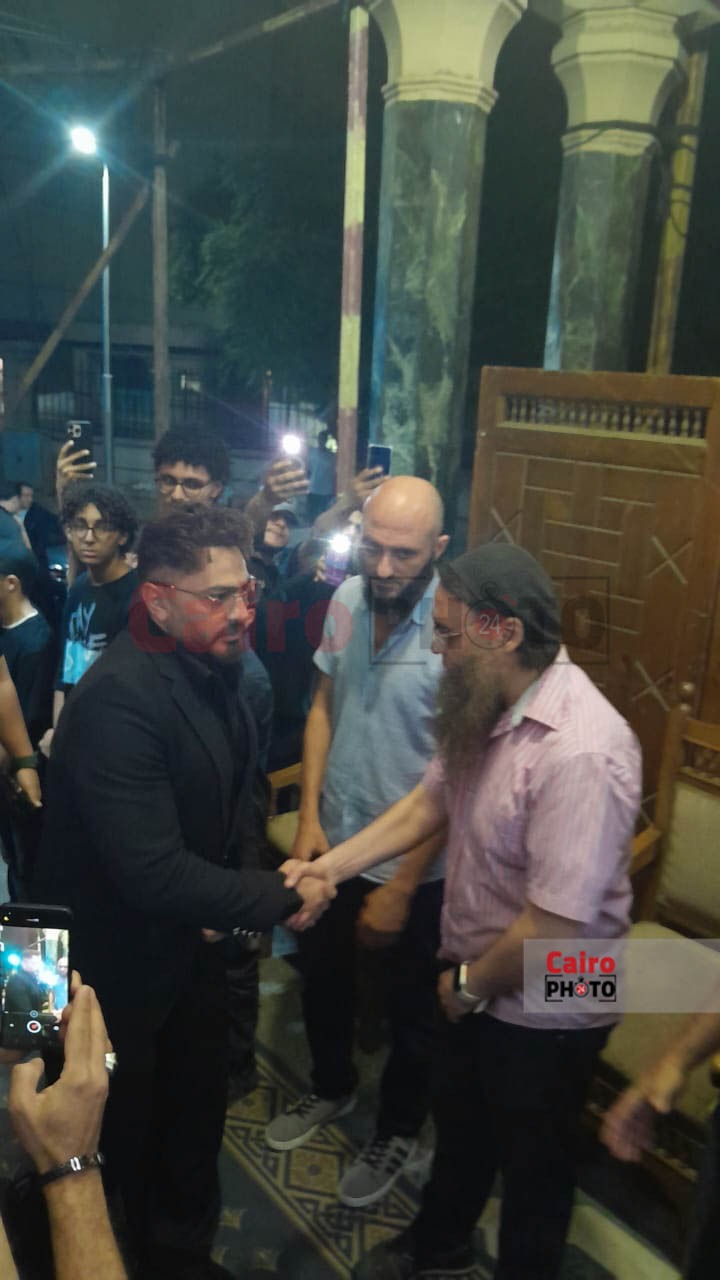 تامر حسني يقدم واجب العزاء في والدة المخرجة سارة وفيق بمسجد عمر مكرم