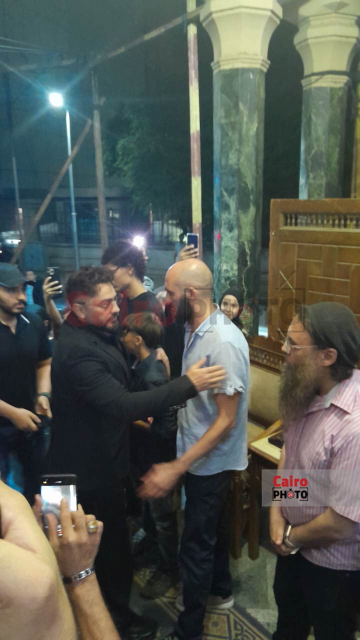 تامر حسني يقدم واجب العزاء في والدة المخرجة سارة وفيق بمسجد عمر مكرم