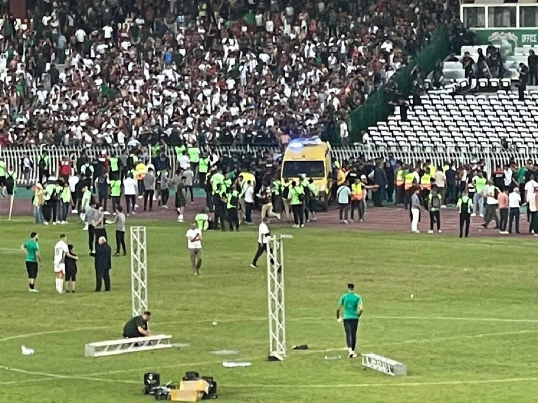 إلغاء مراسم تتويج نادي مولودية الجزائر بالدوري بعد سقوط جماهيره من المدرج العلوي