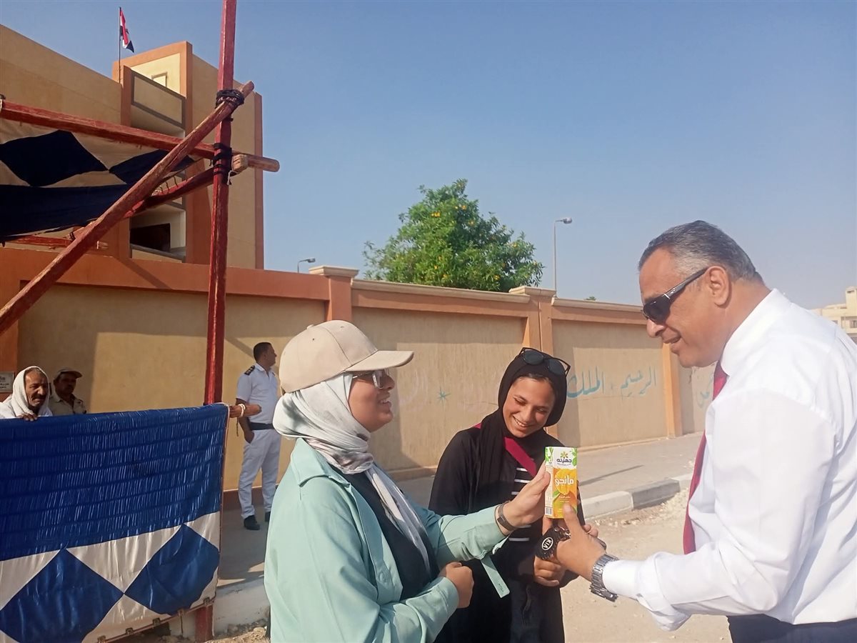 مديري الإدارات التعليمية بالعبور والقناطر يوزعون مياها على طلاب الثانوية العامة