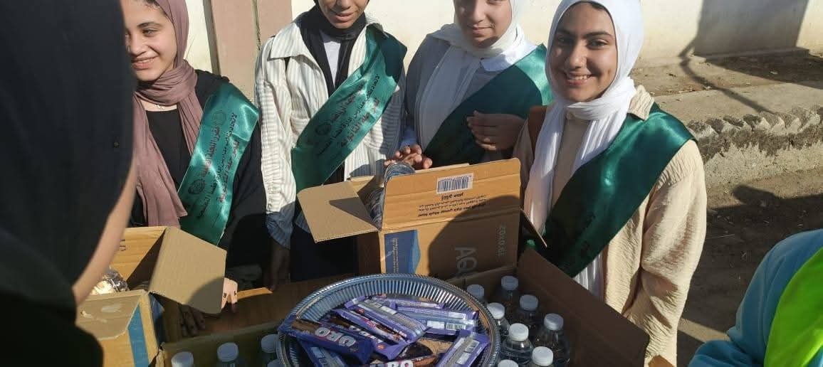 بالمياه والشوكولاته: إدارة اطسا بالفيوم تستقبل طلاب الثانويه العامه خلال الامتحانات 