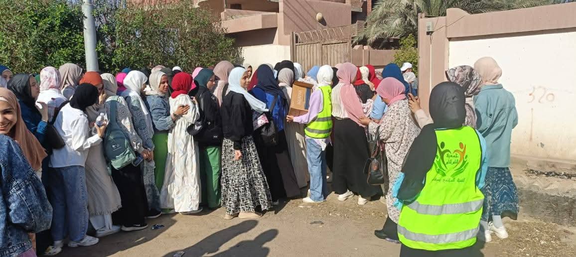 بالمياه والشوكولاته: إدارة اطسا بالفيوم تستقبل طلاب الثانويه العامه خلال الامتحانات 