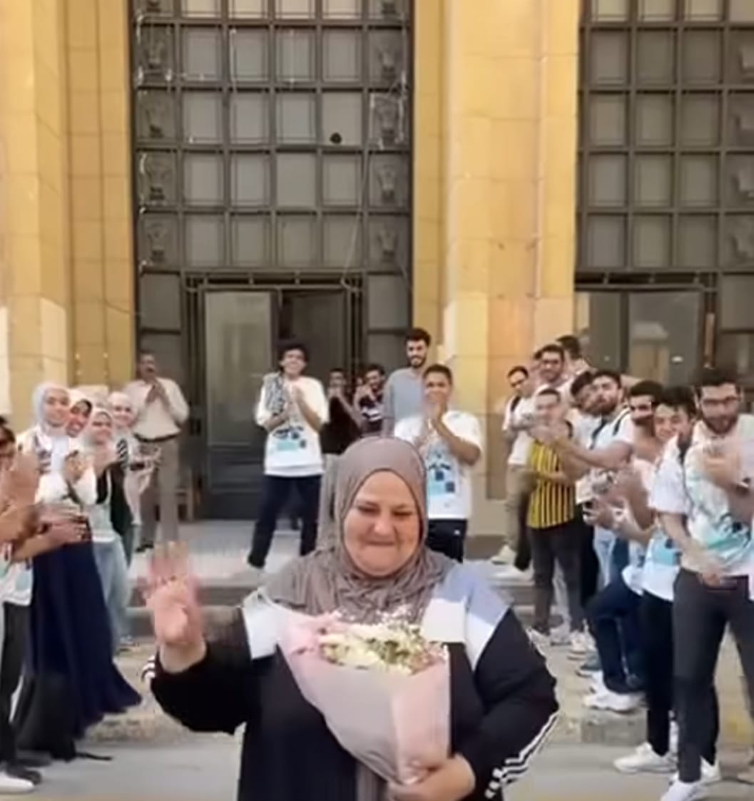 طلاب هندسة الإسكندرية يكرمون عاملة بممر شرفي في آخر أيام الامتحانات