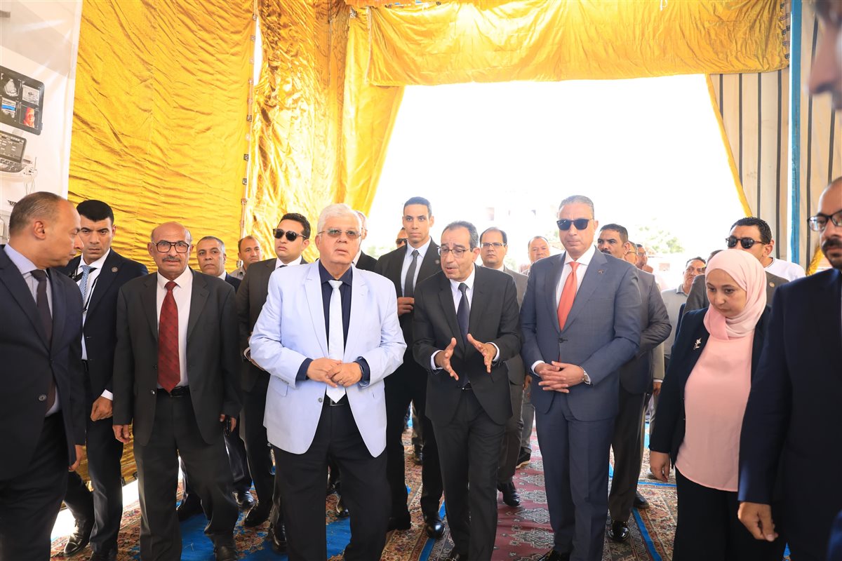 وزير التعليم العالي ورئيس جامعة الفيوم 