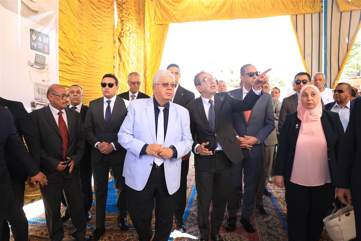 وزير التعليم العالي ورئيس جامعة الفيوم 