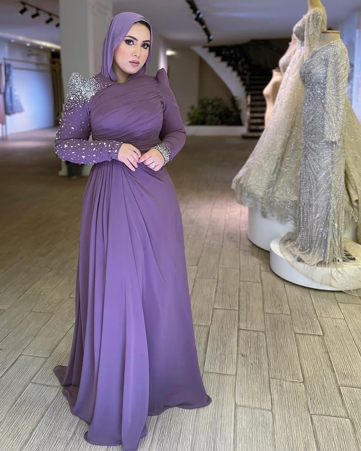 ألوان فساتين السهرة في 2025