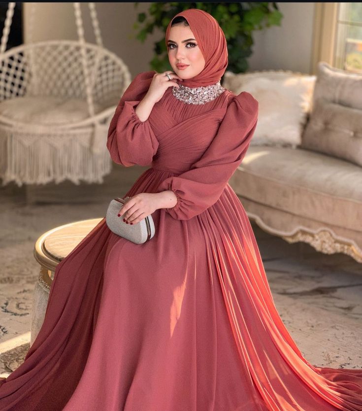 ألوان فساتين السهرة في 2025