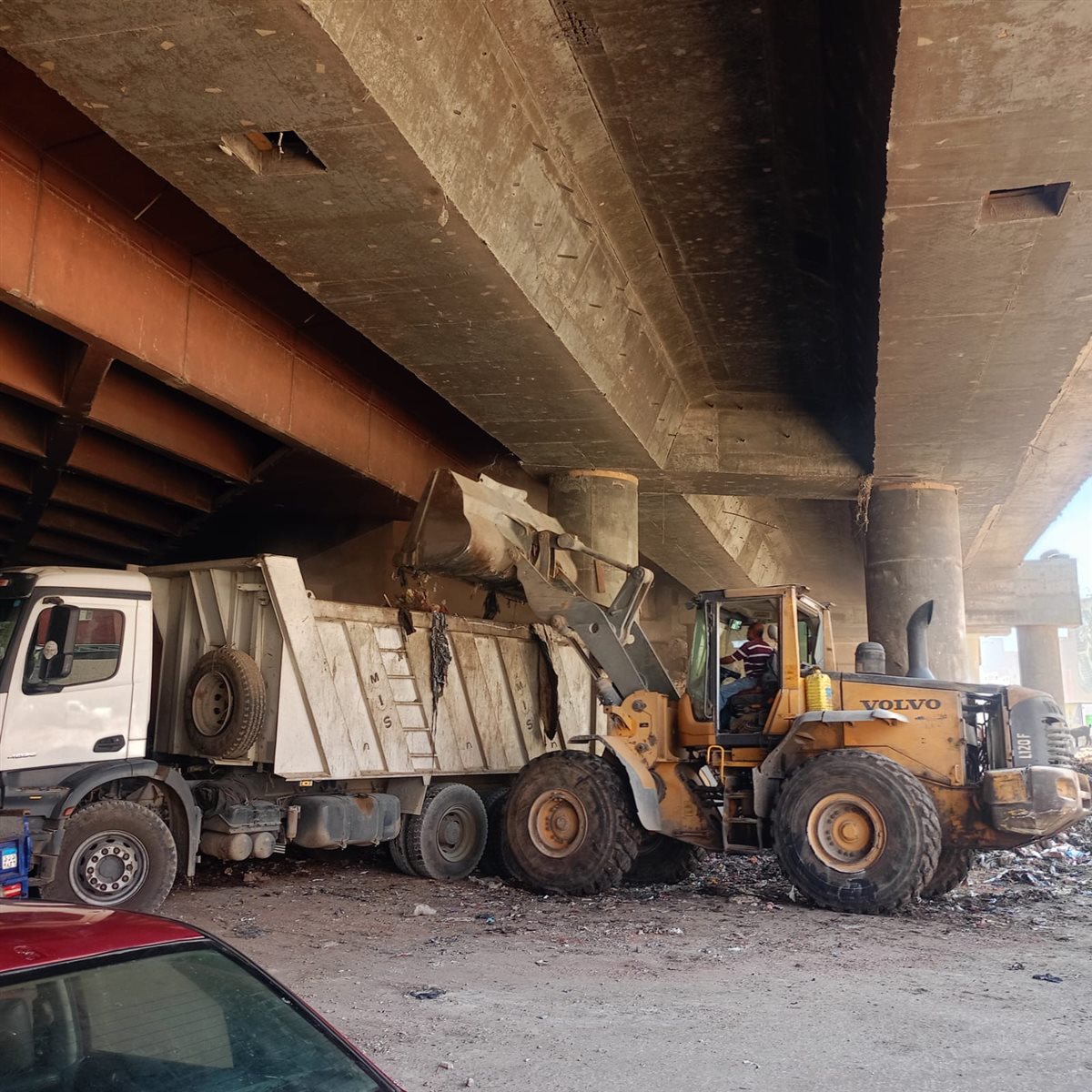 رفع 650 طنًّا من المخلفات والرتش من نفق الفكهانية بالعمرانية