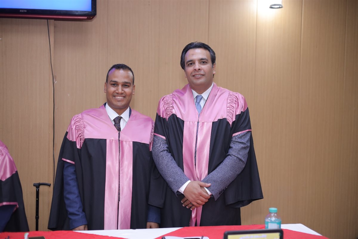 الباحث علي عبدالله ولجنة الحكم 