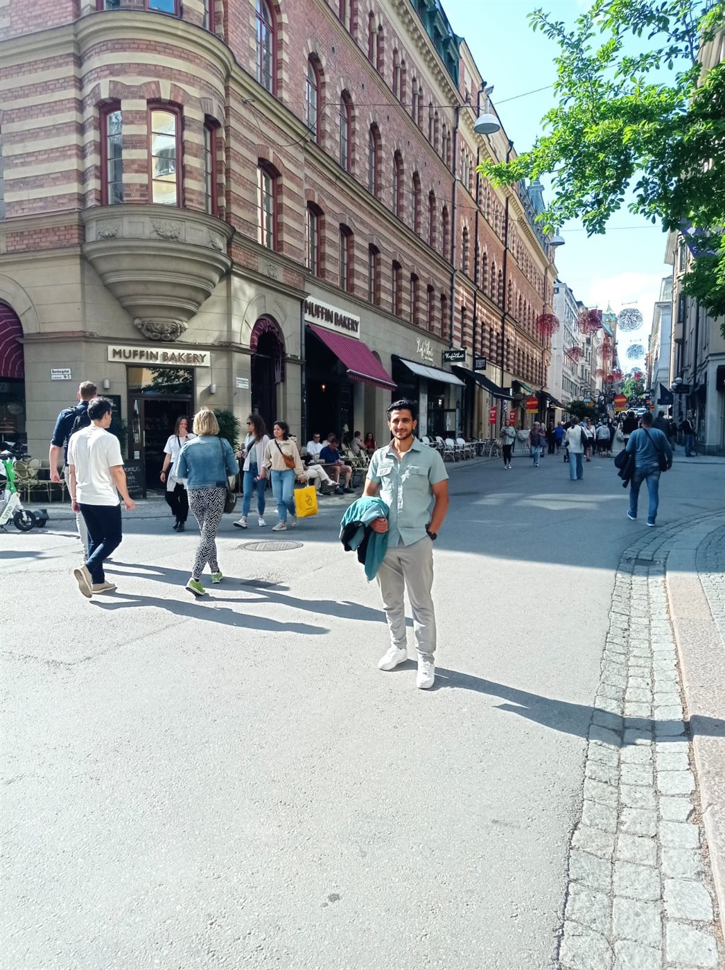 أحمد أيمن إسماعيل صحفي القاهرة 24 في أحد شوارع السويد