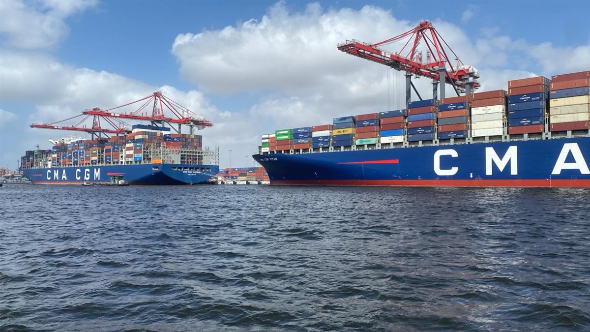 سفينتين عملاقتين 