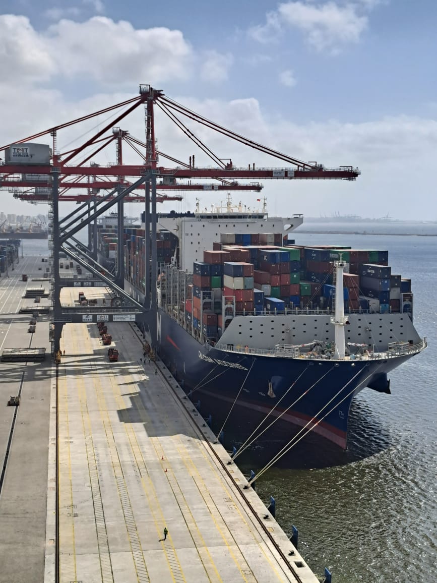 سفينتين عملاقتين 