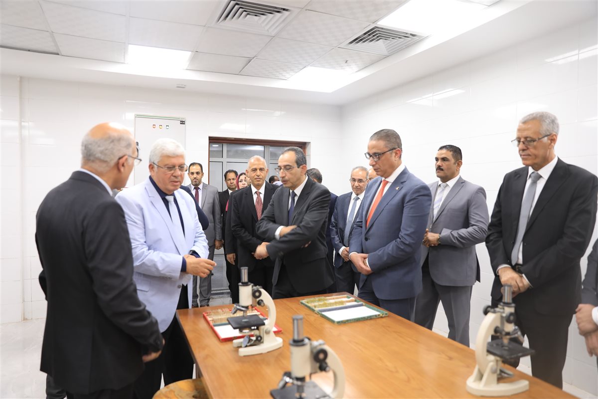 وزير التعليم العالي يتفقد جامعة الفيوم الأهلية
