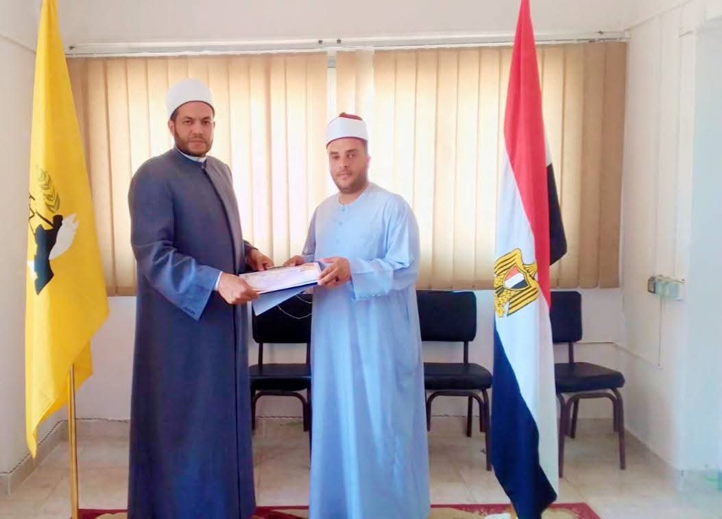 تكريم إمام مسجد بالعريش