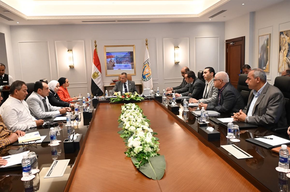 محافظ جنوب سيناء خلال الاجتماع