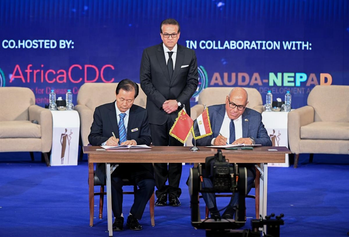 وزير الصحة يشهد توقيع عقد الشراكة بين الهيئة العربية للتصنيع للأجهزة الطبية XGY وشركة لتأسيس الشركة العربية - الصينية