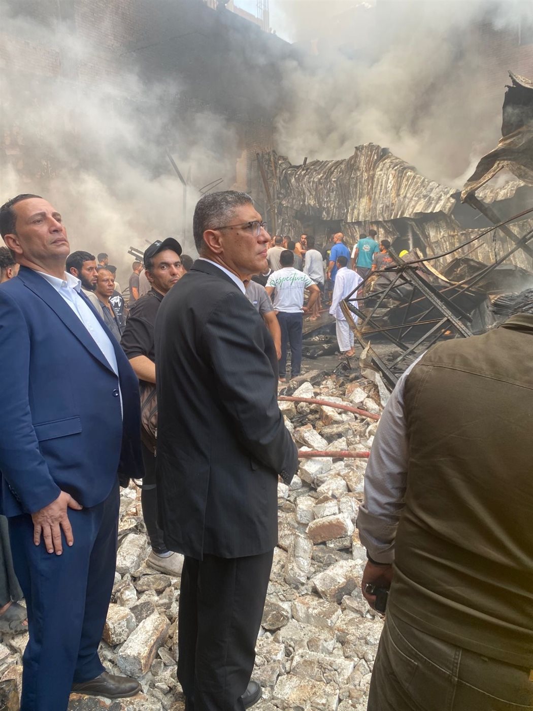 محافظ الجيزة من مكان  حريق مخزن الدهانات بالبراجيل