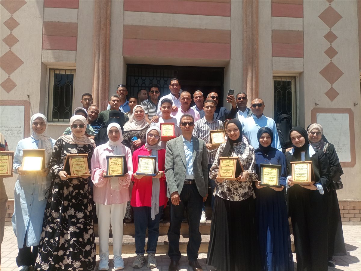 وكيل تعليم كفر الشيخ يكرم اوائل الإعدادية