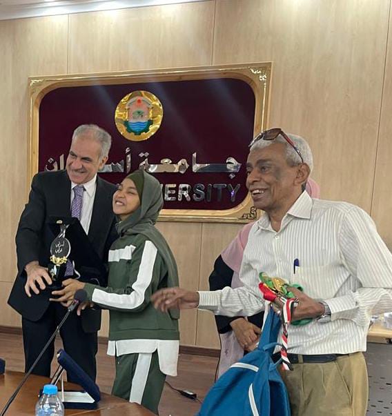 جامعة أسوان تكرّم آلاء علي بطلة الجمهورية من ذوي الهمم