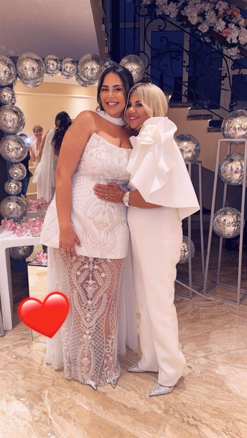 مفيدة شيحة تحتفل بـ حنة ابنتها منة وسط مجموعة من أصدقائها الإعلاميات والمشاهير منهم بوسي شلبي ودعاء فاروق