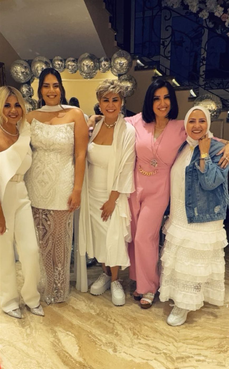 مفيدة شيحة تحتفل بـ حنة ابنتها منة وسط مجموعة من أصدقائها الإعلاميات والمشاهير منهم بوسي شلبي ودعاء فاروق