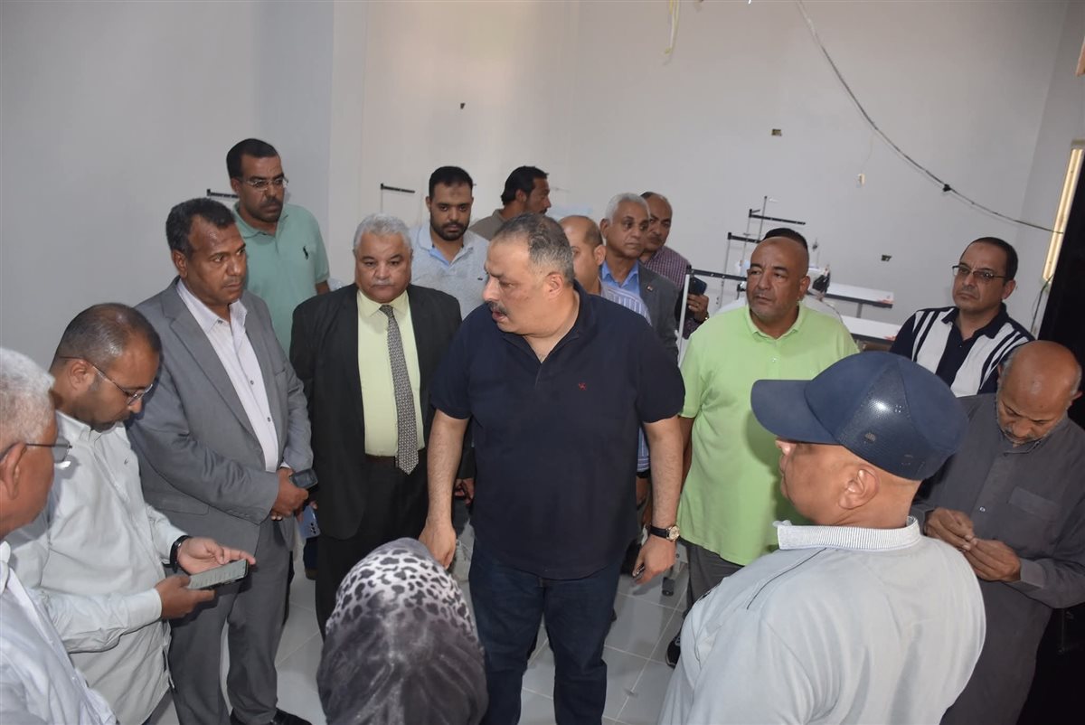 ورشة متخصصة لصناعة زي السلامة داخل شركة مياه الاقصر