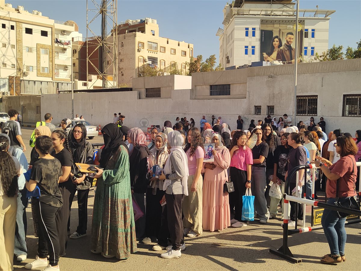 توافد الطلاب على لجان الثانوية العامة بالغردقة 