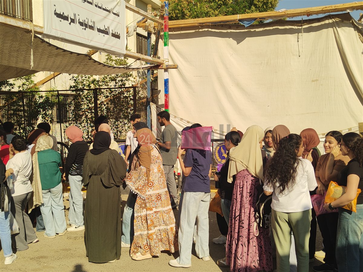 توافد الطلاب على لجان الثانوية العامة بالغردقة 