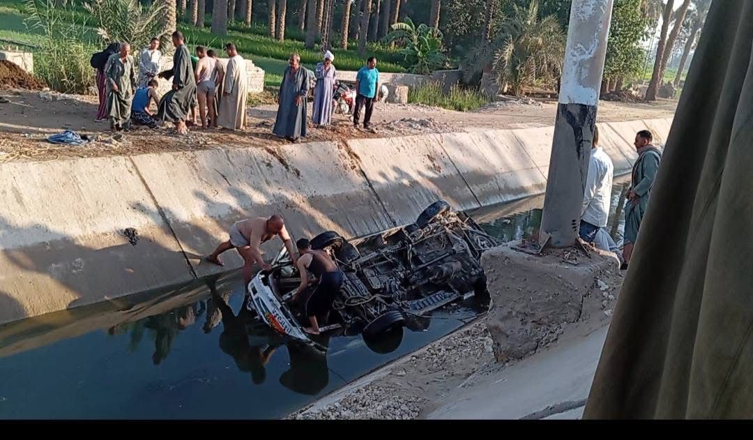 <strong>انقلاب ميكروباص في الترعة أعلى الطريق الزراعي بالجيزة</strong>