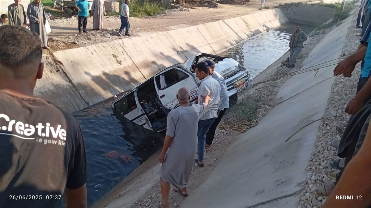 <strong>انقلاب ميكروباص في الترعة أعلى الطريق الزراعي بالجيزة</strong>