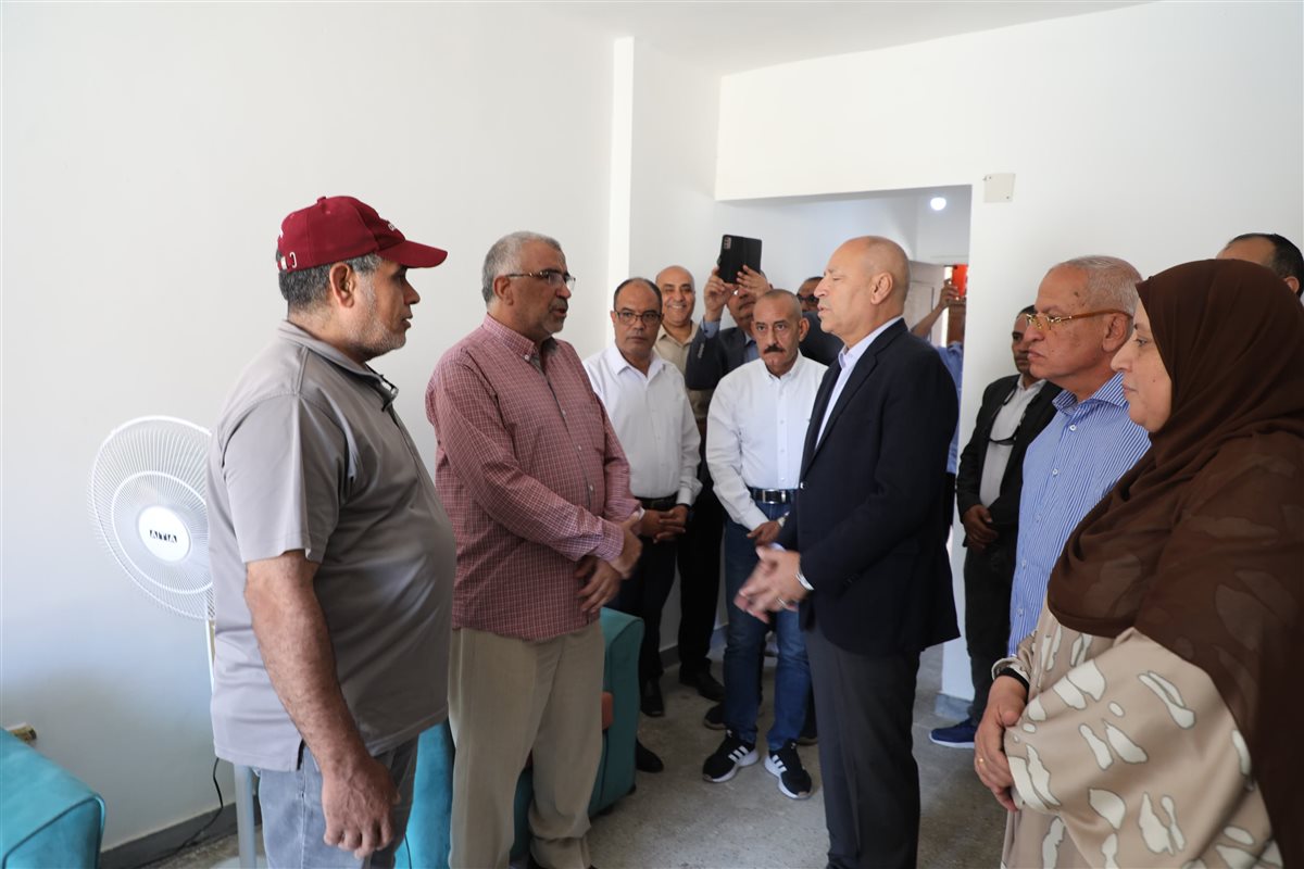محافظ القاهرة يزور الأسر المتضررة من انهيار عقاري حدائق القبة بعد تسكينهم بوحدات بديلة