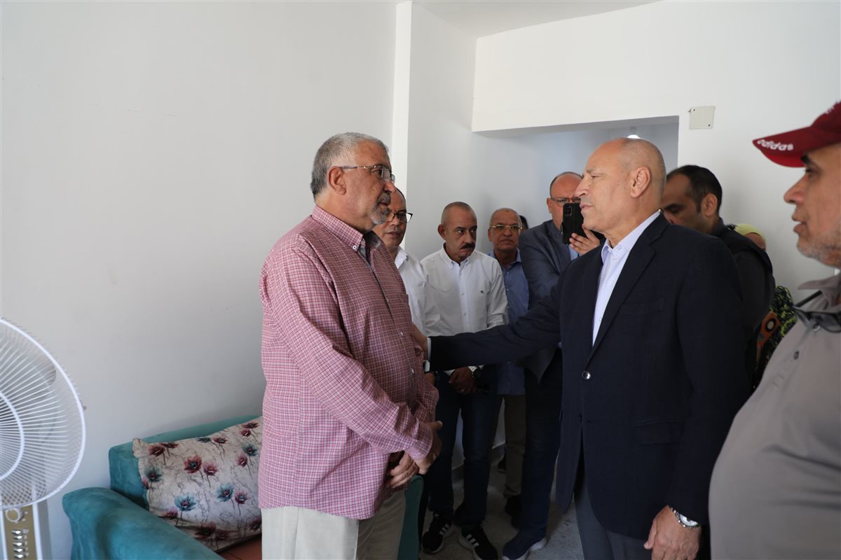 محافظ القاهرة يزور الأسر المتضررة من انهيار عقاري حدائق القبة بعد تسكينهم بوحدات بديلة