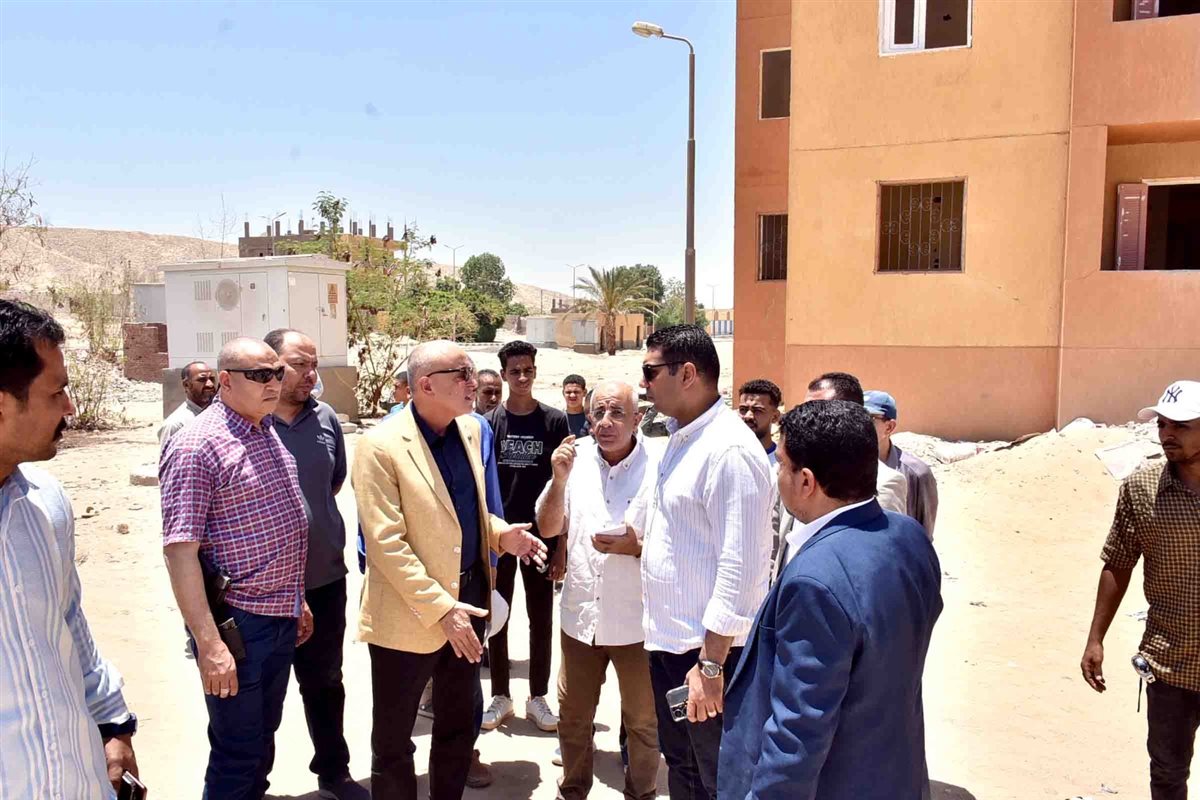 محافظ الأقصر يتفقد مساكن الطود