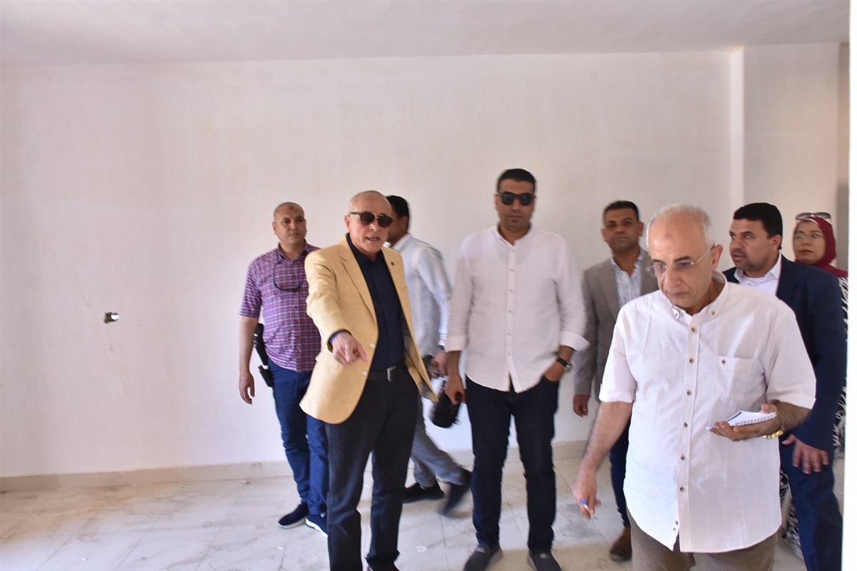 محافظ الأقصر يتفقد مساكن الطود