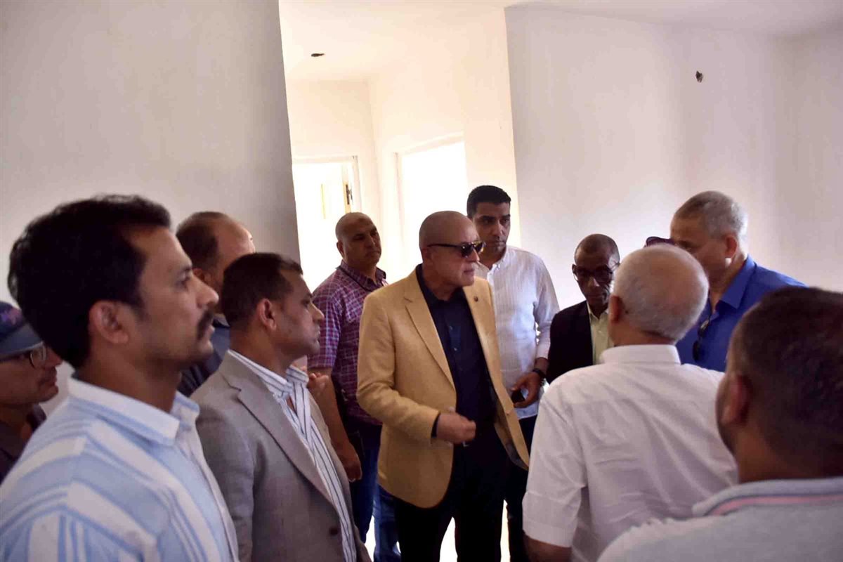 محافظ الأقصر يتفقد مساكن الطود