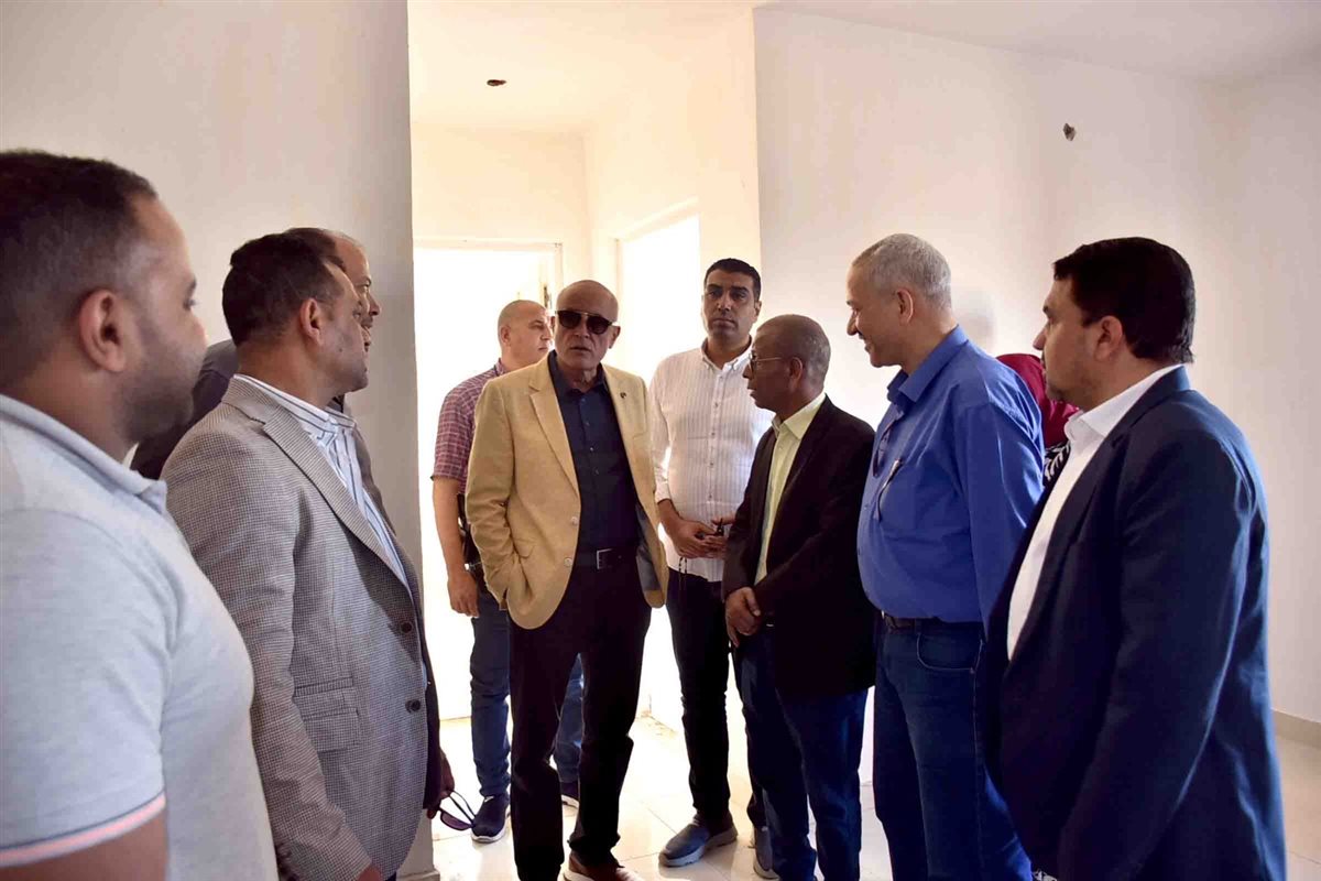 محافظ الأقصر يتفقد مساكن الطود